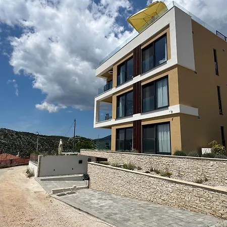 Luca Apartment